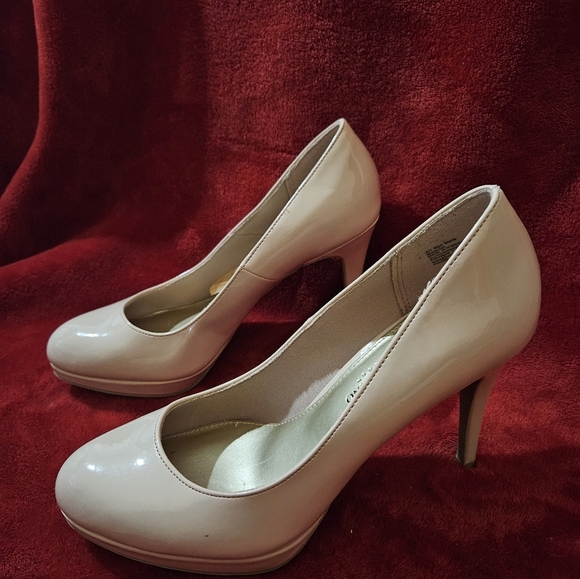 Christian Siriano Beige Patent Faux Leather-Size 8 - Picture 3 of 9